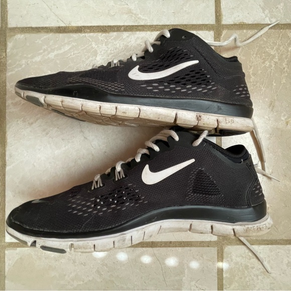 Nike “Free Run” black and white women’s size 8 running shoe. - Picture 4 of 11